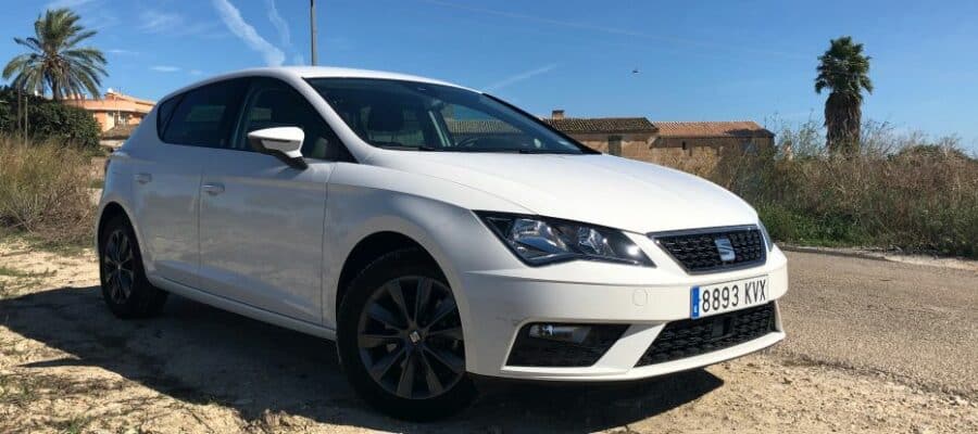 Seat Leon von Auto Europe parkt am Straßenrand